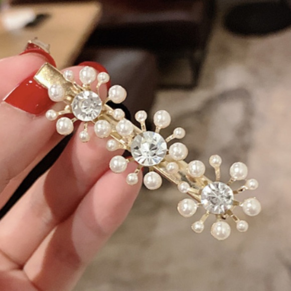 Accessories - Crystal and Pearl Flower Hair Clip